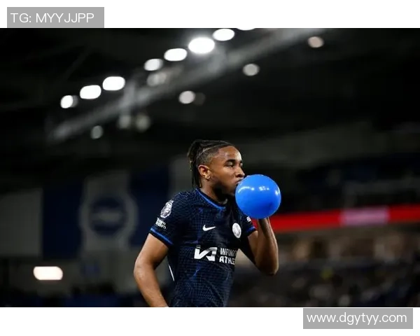 足球明星的奇趣时刻吹气球挑战赛引发热潮